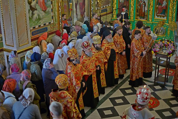 Служба в Києві Печерській лаврі з митрополитом Онуфрієм, кадіння на вечірні, собор священиків, архієрейська служба. Служба в Киево Печерской лавре с митрополитом Онуфрием, каждение, собор священников, архиерейская служба. Service at the Kiev Pechersk Lavra with Metropolitan Onuphry, censing, a council of priests, a hierarchal service.