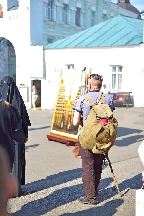 Києво - печерська лавра, ікона всіх святих Києво-Печерських, православний мандрівник з рюкзаком. Киево - печерская лавра, икона всех святых Киево печерских, православный путешественник с рюкзаком. Kiev-Pechersk Lavra, icon of all saints of the Kiev-Pechersk Caves, Orthodox traveler with a backpack.