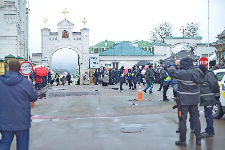 Киево-Печерская лавра, захват Лавры, Киевская святыня\святыни, верующие, молитвенное стояние, прихожане, православный люд молится, православные, люди идут на молитву, защита святой Лавры, віряни, православні, віруючі,