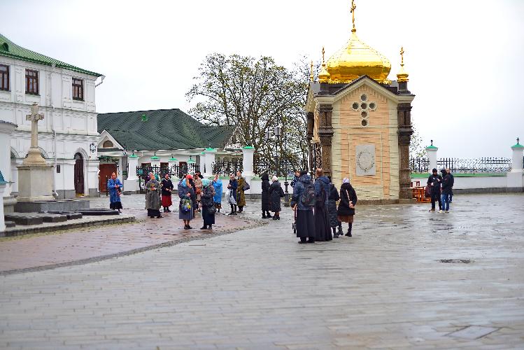 Киево-Печерская лавра, захват Лавры, Киевская святыня\святыни, верующие, молитвенное стояние, прихожане, православный люд молится, православные, люди идут на молитву, защита святой Лавры, віряни, православні, віруючі,