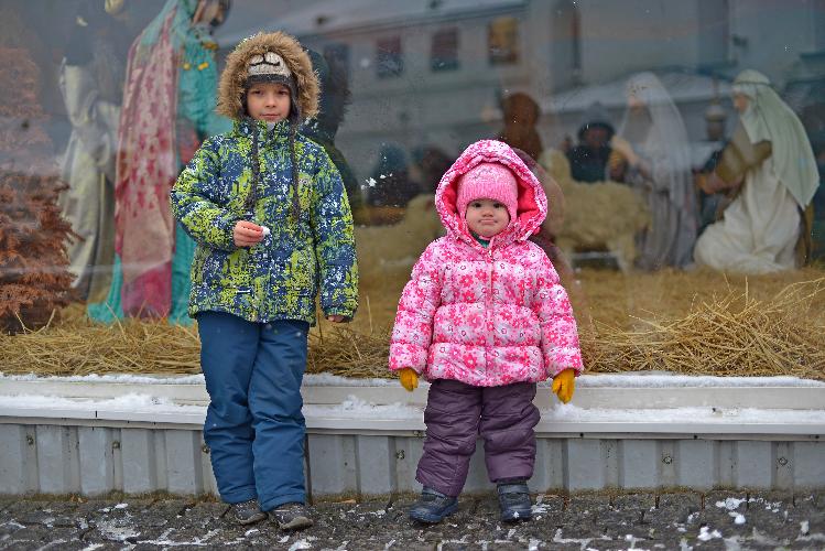 Киево-Печерская лавра, милые улыбающиеся дети, улыбающийся ребенок, вертеп, верующие, прихожане, православный люд молится, православные, люди идут на молитву, защита святой Лавры, віряни, православні, віруючі,