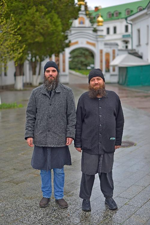 Киево-Печерская лавра, монастырская братия на послушании, добрые православные монахи Kiev-Pechersk Lavra, obedient monastic brethren, good Orthodox monks