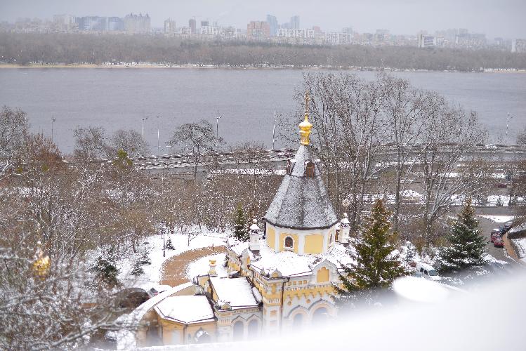 Киево-Печерская лавра, храм \ храмы , захват Лавры, Киевская святыня\святыни, верующие, прихожане, православный люд, православные, люди идут на молитву, защита святой Лавры, віряни, православні, віруючі, храми, церкви 