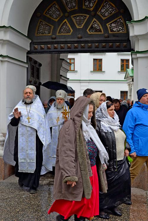 монастыри киева , монастырь Крестный ход , смешной батюшка , Введенский монастырь , мужской монастырь украинской православной церкви , Крестный ход вокруг монастыря