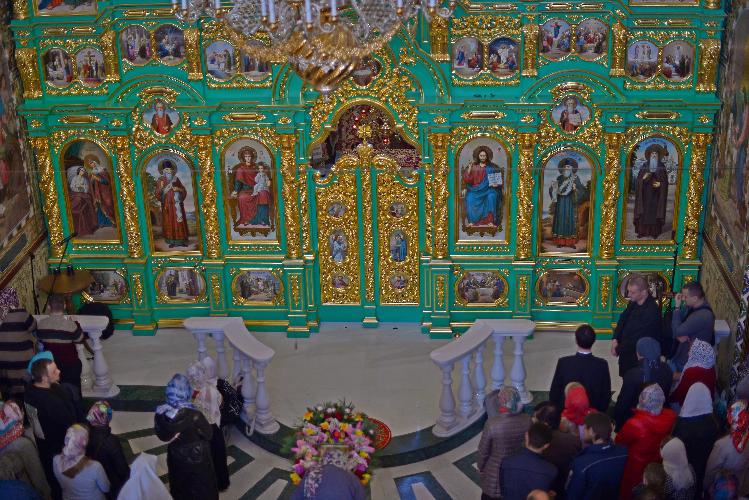 Православний храм всередині, зелений вівтар. An Orthodox church inside, a green altar. Православный храм внутри, зеленый алтарь.