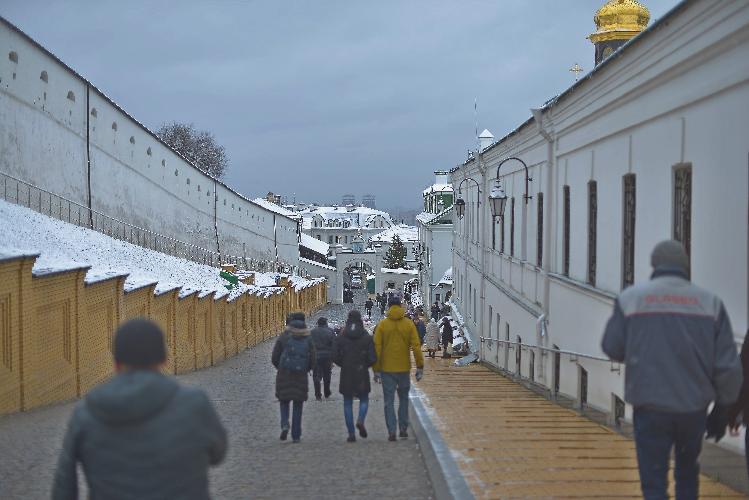 Киево-Печерская лавра, захват Лавры, Киевская святыня\святыни, верующие, прихожане, православные, люди идут на молитву, защита святой Лавры, віряни, православні, віруючі,