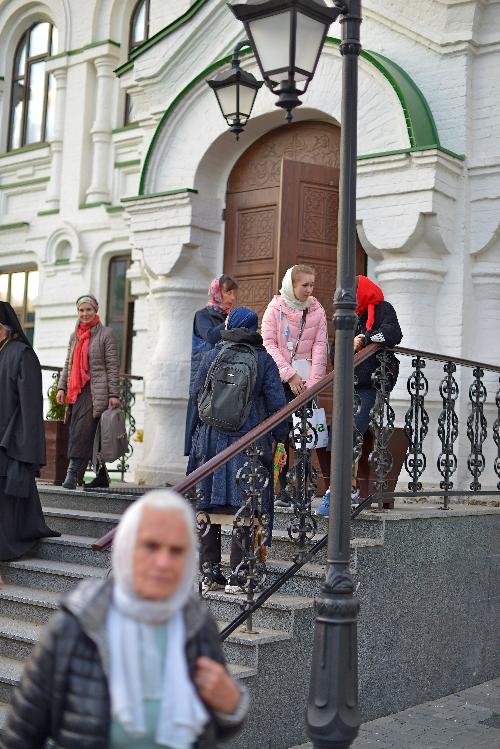 Віруючі люди, православні після служби. Верующие люди, православные люди после службы. Believers, Orthodox people after the service.