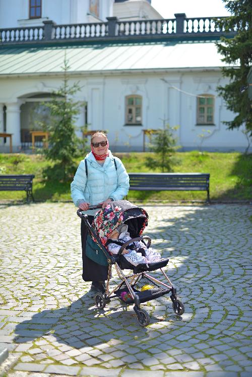 православная женщина с ребенком в коляске, православна жінка з дитиною в колясці Orthodox woman with a baby in a stroller