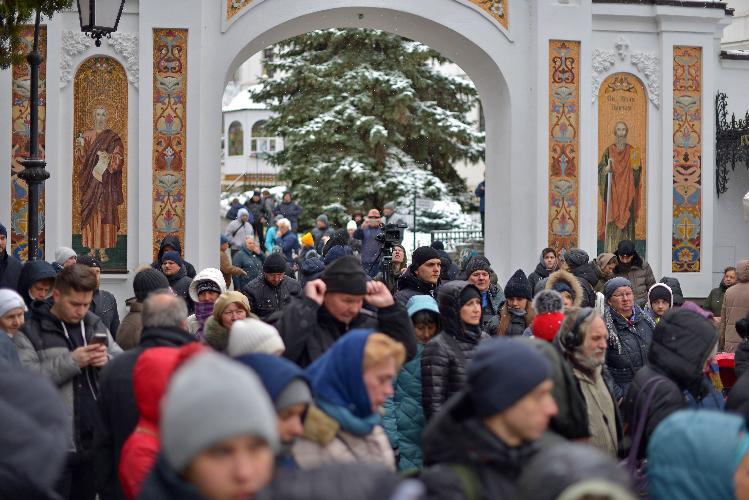 Киево-Печерская лавра, захват Лавры, Киевская святыня\святыни, верующие, молитвенное стояние, прихожане, православный люд молится, православные, люди идут на молитву, защита святой Лавры, віряни, православні, віруючі,