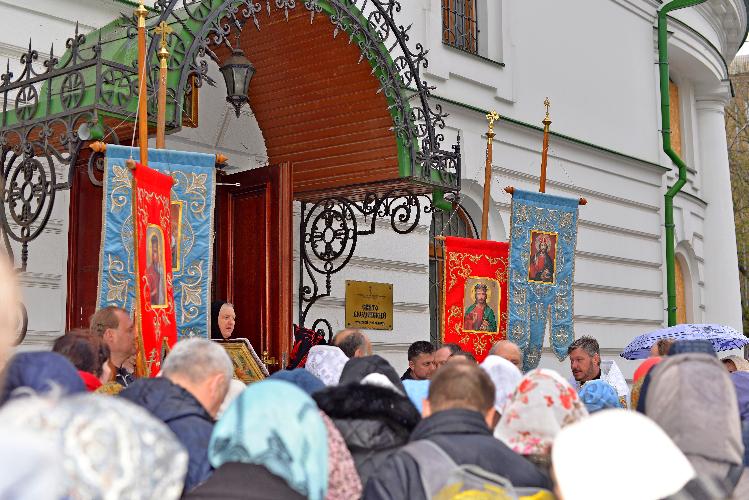 монастыри киева , монастырь Крестный ход  , Введенский монастырь , мужской монастырь украинской православной церкви , Крестный ход вокруг монастыря