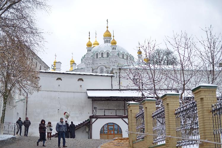 Киево-Печерская лавра, захват Лавры, Киевская святыня\святыни, верующие, прихожане, православные, люди идут на молитву, защита святой Лавры, віряни, православні, віруючі,