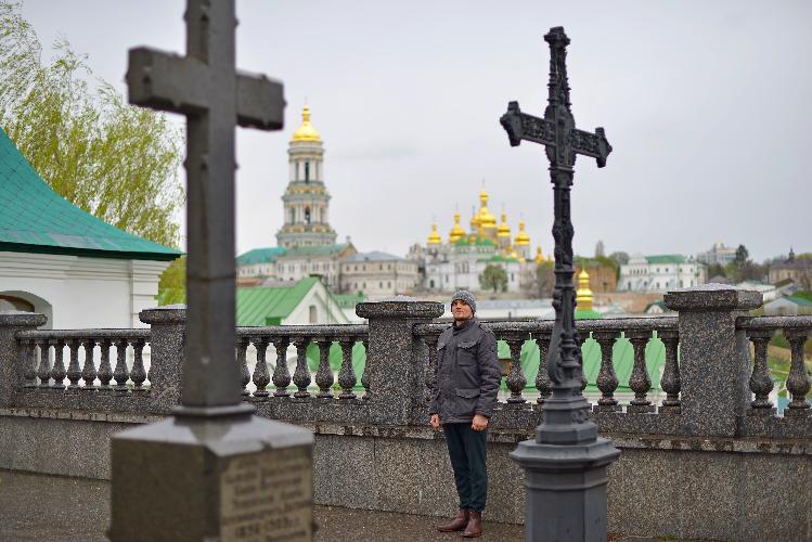 Киево-Печерская лавра, бородатый пономарь, бородатых христианин, брутальный мужчина, добрый человек на святом месте Kiev-Pechersk Lavra, bearded sacristan, bearded Christian, brutal man, kind man in a holy place