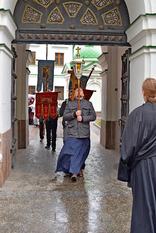 монастири киева , монастырь Крестный ход , Введенский монастырь , мужской монастырь украинской православной церкви , Крестный ход вокруг монастыря