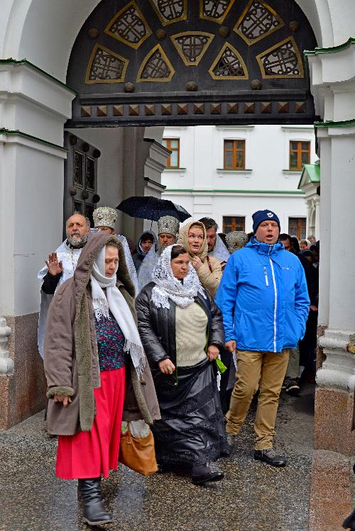 монастыри киева , монастырь Крестный ход , смешной батюшка , Введенский монастырь , мужской монастырь украинской православной церкви , Крестный ход вокруг монастыря