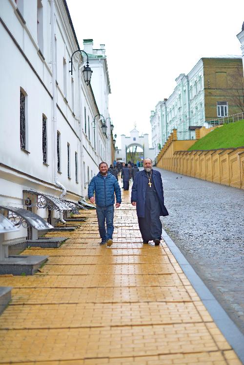 Киево-Печерская лавра, батюшка и пономарь идут на молитву в киево-печерскую лавру