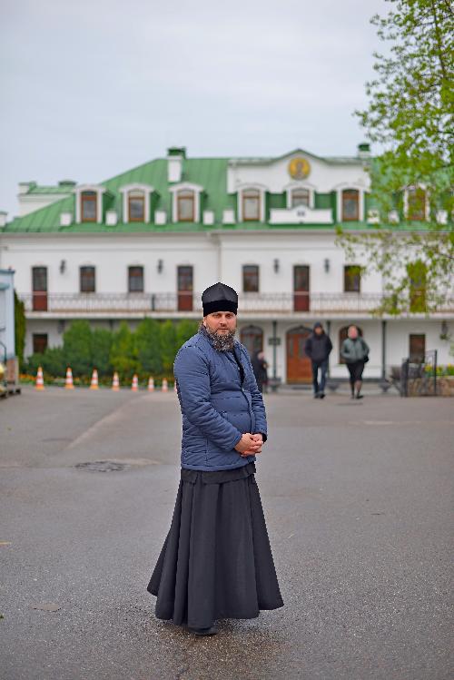 Киево-Печерская лавра, захват Лавры, монах Лавры, Киевская святыня\святыни, верующие, молитвенное стояние, прихожане, православный люд молится, православные, люди идут на молитву, защита святой Лавры, віряни, православні, віруючі,