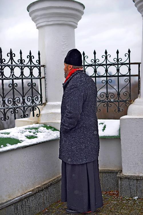 Киево-Печерская лавра, батюшка смотрящий в даль , отец в раздумии  