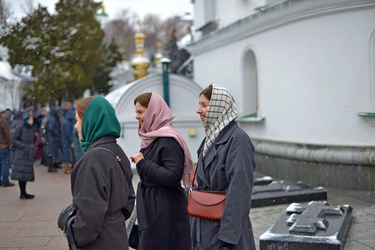 Киево-Печерская лавра, верующие, молитвенное стояние, прихожане, православный люд молится, православные, идут на молитву,  УПЦ, верующие девушки, христиане, христианки, православные девушки модельной внешности, молодые девушки в Лавре