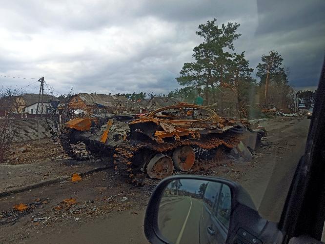 Війна в Україні, дороги в Україні під час війни, руйнування від снарядів, руйнування під час війни,  військові дії в Україні, знищена війскова техніка РФ, знищена війскова техніка ЗСУ, Война в Украине, уничтожена военная техника РФ, уничтожена военная техника ВСУ, дороги в Украине во время войны, разрушение от снарядов, разрушение во время войны, военные действия в Украине, уничтоженная военная техника рф на дороге фото War in Ukraine, roads in Ukraine during the war, destruction from shells, destruction during the war, military operations in Ukraine, destroyed military equipment of the Russian Federation, destroyed military equipment of the Armed Forces of Ukraine