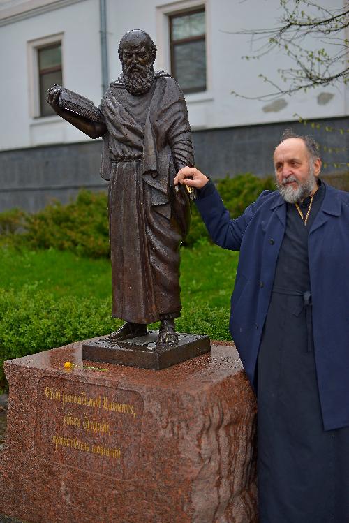 Киево-Печерская лавра, фото батюшки с памятником "Святый равноапостольный Климент, епископ Охридский"