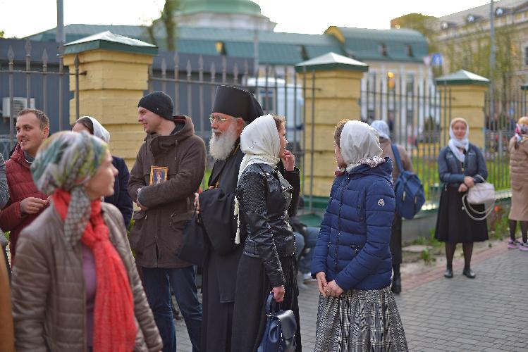 Віруючі люди, православні після служби. Верующие люди, православные люди после службы. Believers, Orthodox people after the service.