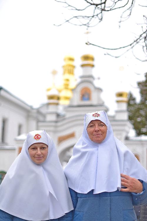 Киево-Печерская лавра , сестры милосердия , сестра спит на ходу , ветер раздувает апостольник , женщины посвятившие себя на служение Богу и людям Kiev-Pechersk Lavra, sisters of mercy, the sister sleeps on the go, the wind inflates the apostle, women who 