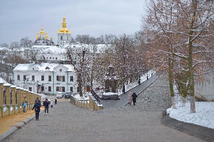 Киево-Печерская лавра, захват Лавры, Киевская святыня\святыни, верующие, прихожане, православные, люди идут на молитву, защита святой Лавры, віряни, православні, віруючі,