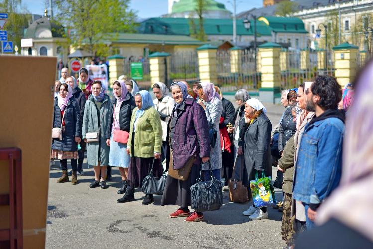 Киево-Печерская лавра, захват Лавры, Киевская святыня\святыни, верующие, молитвенное стояние, прихожане, православный люд молится, православные, люди идут на молитву, защита святой Лавры, віряни, православні, віруючі,