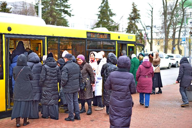 Киево-Печерская лавра, много людей садится в троллейбус Украина