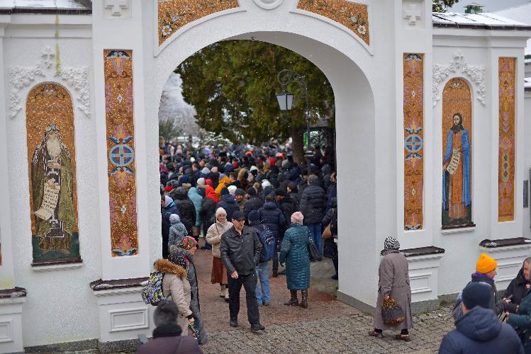 Киево-Печерская лавра, захват Лавры, Киевская святыня\святыни, верующие, молитвенное стояние, прихожане, православный люд молится, православные, люди идут на молитву, защита святой Лавры, віряни, православні, віруючі,