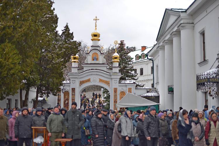 Киево-Печерская лавра, захват Лавры, Киевская святыня\святыни, православные идут, верующие, молитвенное стояние, прихожане, православный люд молится, православные, люди идут на молитву, защита святой Лавры, віряни, православні, віруючі,