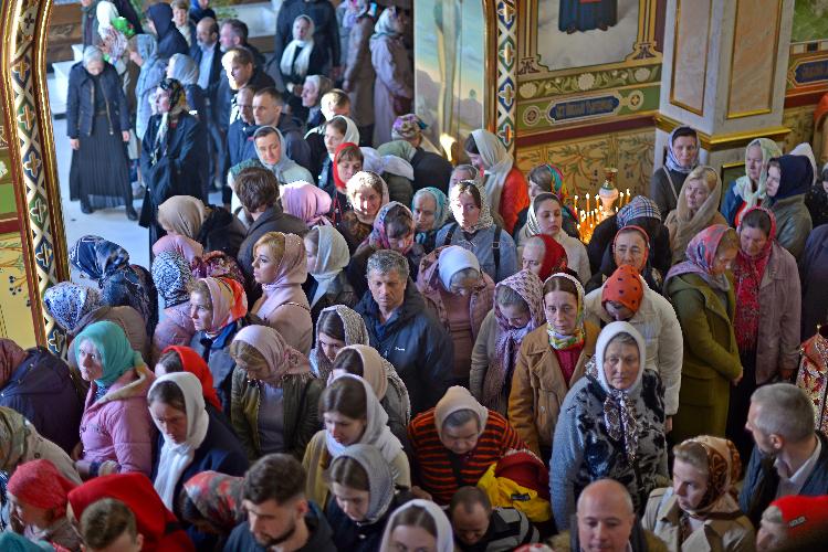 Люди, які моляться в храмі, православні люди на службі, мирянині службі. Люди молящиеся в храме, православные люди на службе, миряне на службе. People praying in church, Orthodox people at the service, laypeople at the service.