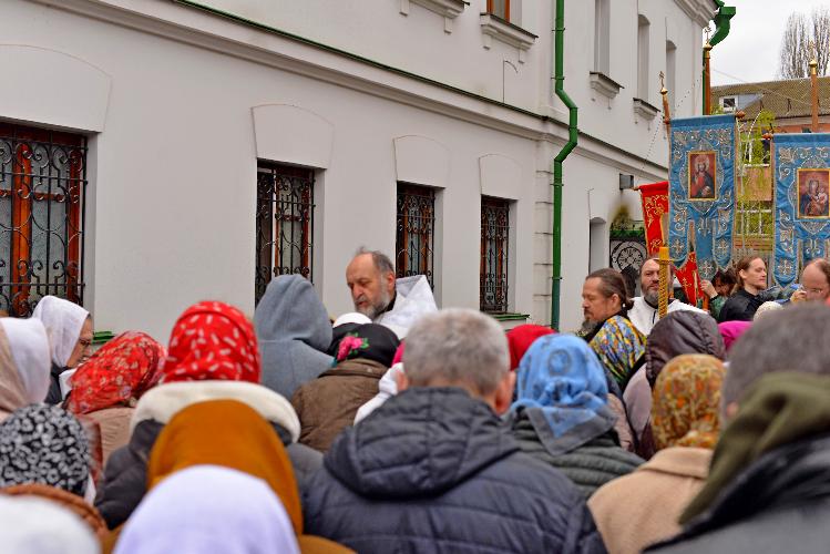 монастыри киева , монастырь Крестный ход , Введенский монастырь , читает Евангелие на крёстном ходу ,  мужской монастырь украинской православной церкви , Крестный ход вокруг монастыря