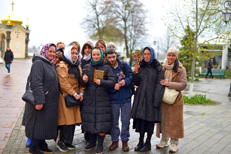 Киево-Печерская лавра, захват Лавры, Киевская святыня\святыни, верующие, молитвенное стояние, прихожане, православный люд молится, православные, люди идут на молитву, защита святой Лавры, віряни, православні, віруючі,